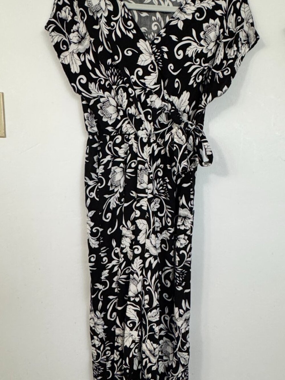 ⚜️ EUC Women's Luxology Surplice Jumpsuit ⚜️